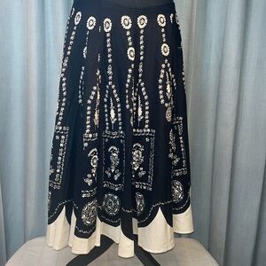 Circular black & cream 100% cotton women’s skirt. Embellished with sequins. S.10